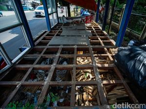 Miris, Halte di Bekasi Rusak Parah dan Tak Terawat
