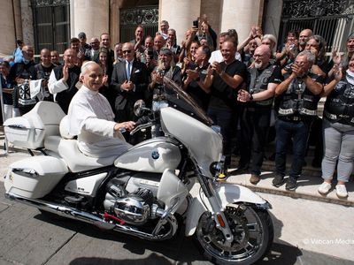 Buat Amal, Lihat Lebih Dekat Moge BMW Paus Leo XIV