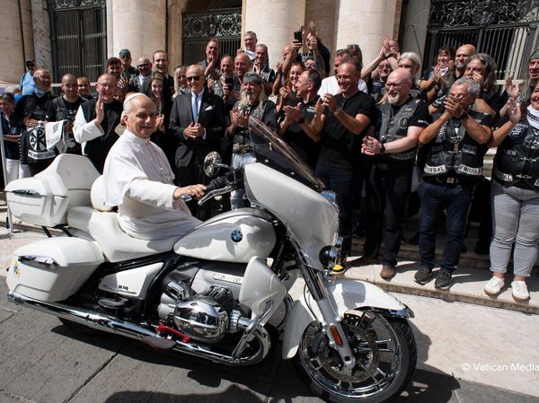 Buat Amal, Lihat Lebih Dekat Moge BMW Paus Leo XIV