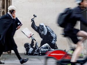 8 Mural Kemanusiaan hingga Pro-Palestina Karya Banksy 8 Mural Kemanusiaan hingga Pro-Palestina Karya Banksy