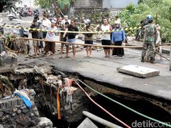 Akses ke Tanah Lot via Kerobokan Ditutup Total, Jalan Ambrol Diterjang Banjir Akses ke Tanah Lot via Kerobokan Ditutup Total, Jalan Ambrol Diterjang Banjir