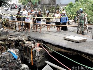 Akses ke Tanah Lot via Kerobokan Ditutup Total, Jalan Ambrol Diterjang Banjir Akses ke Tanah Lot via Kerobokan Ditutup Total, Jalan Ambrol Diterjang Banjir