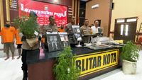 Polisi Bongkar Ladang Ganja di Blitar