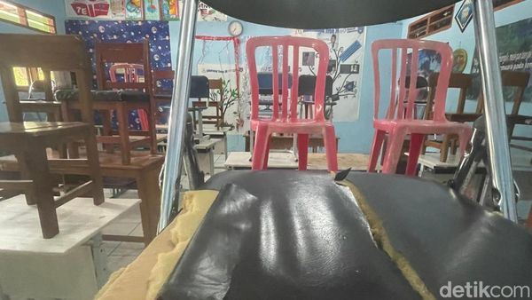 Potret Ironi Pendidikan, Siswa SMPN 7 Kota Bekasi Belajar dengan Fasilitas Rusak