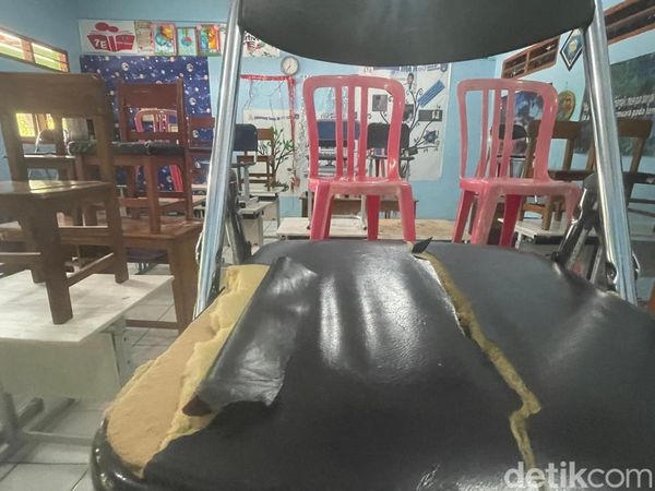 Potret Ironi Pendidikan, Siswa SMPN 7 Kota Bekasi Belajar dengan Fasilitas Rusak