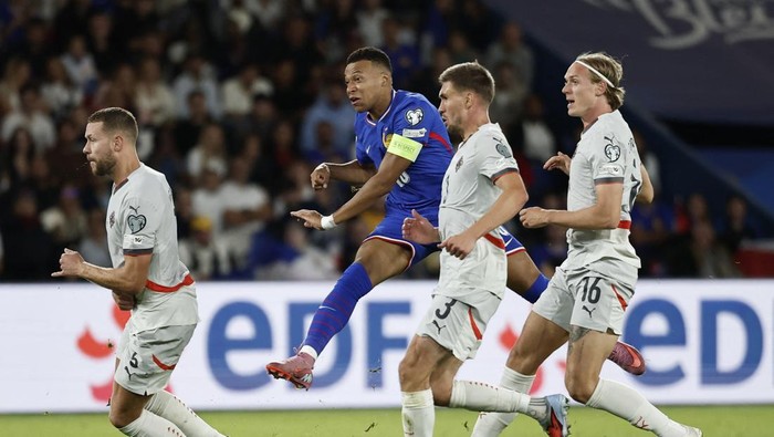 Soccer Football - World Cup - UEFA Qualifiers - Group D - France v Iceland - Parc des Princes, Paris, France - September 9, 2025 Frances Kylian Mbappe shoots at goal REUTERS/Benoit Tessier