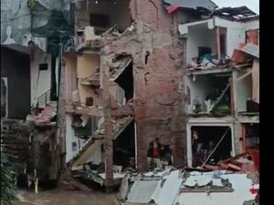 Rumah di Bantaran Tukad Badung Roboh Diterjang Banjir, 3 Orang Hanyut Rumah di Bantaran Tukad Badung Roboh Diterjang Banjir, 3 Orang Hanyut