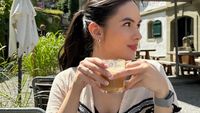 Seru! Steffi Zamora Nikmati Kopi dan Smoothie di Eropa