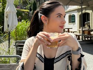 Seru! Steffi Zamora Nikmati Kopi dan Smoothie di Eropa Seru! Steffi Zamora Nikmati Kopi dan Smoothie di Eropa