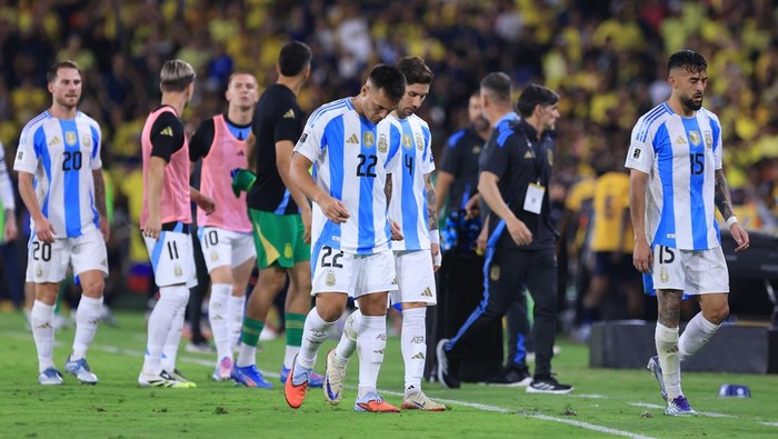 GUAYAQUIL, ECUADOR - SEPTEMBER 09: Lautaro Martínez and Nicolás González of Argentina leave the pitch after the first half during the South American FIFA World Cup 2026 Qualifier match between Ecuador and Argentina at Estadio Monumental Isidro Romero Carbo on September 09, 2025 in Guayaquil, Ecuador. (Photo by Franklin Jacome/Getty Images)