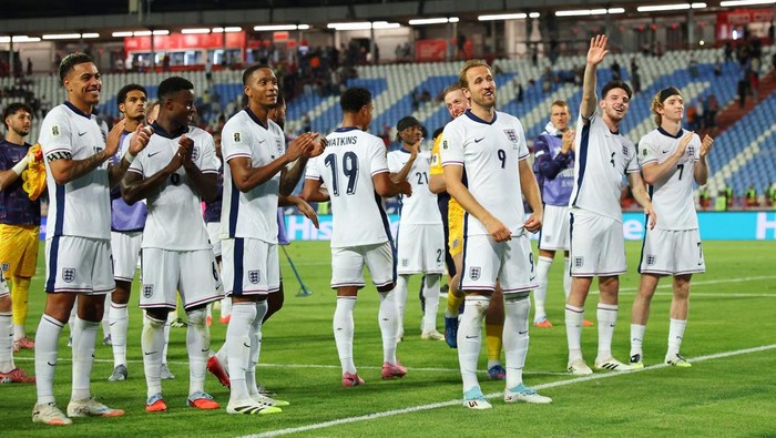 Soccer Football - World Cup - UEFA Qualifiers - Group K - Serbia v England - Stadion Rajko Mitic, Belgrade, Serbia - September 9, 2025 Englands Marc Guehi, Englands Ezri Konsa, Englands Morgan Rogers, Englands Harry Kane, Englands Anthony Gordon and Englands Declan Rice celebrate after the match Action Images via Reuters/Andrew Boyers