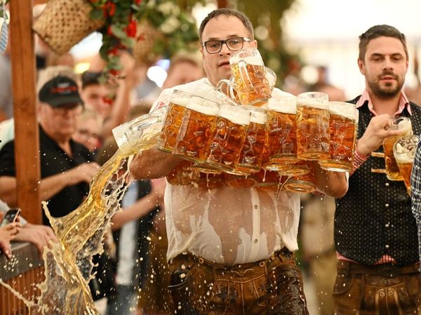 Tumpah! Upaya Pecahkan Rekor Bawa 31 Gelas Bir Berakhir Kacau di Abensberg