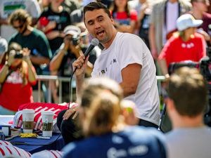 Dunia Hari Ini: Influencer Sayap Kanan Populer AS Tewas Ditembak Dunia Hari Ini: Influencer Sayap Kanan Populer AS Tewas Ditembak