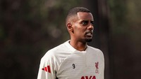 Isak terlihat antusias menjalani latihan perdananya di Liverpool. (Foto: Nikki Dyer - LFC/Liverpool FC via Getty Images)