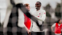 Senyum Isak di tengah latihan bersama rekan-rekan barunya. (Foto: Liverpool FC via Getty Images/Nikki Dyer - LFC)