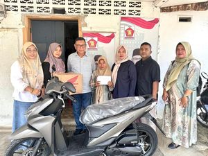 Andre Rosiade Serahkan Hadiah 1 Unit Motor ke Guru TK di Langki Sijunjung