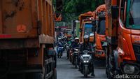 Antrean 7 Jam Truk Sampah Bikin Macet Bantargebang