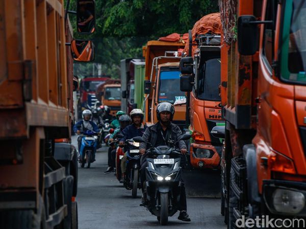 Antrean 7 Jam Truk Sampah Bikin Macet Bantargebang