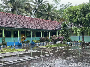 Siswa Belajar di Sekolah Buntut Jembatan Ambrol Diterjang Lahar Semeru Siswa Belajar di Sekolah Buntut Jembatan Ambrol Diterjang Lahar Semeru