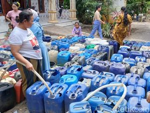10 Desa di Pasuruan Kekeringan, Warga Andalkan Bantuan Air Bersih 10 Desa di Pasuruan Kekeringan, Warga Andalkan Bantuan Air Bersih