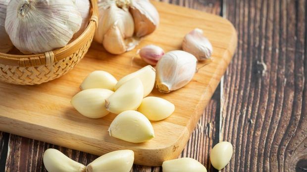 Agar bawang putih awet, kupas kulitnya lalu simpan di wadah tertutup di tempat yang sejuk dan kering. Tambahkan sedikit minyak zaitun untuk menjaga kesegarannya lebih lama.