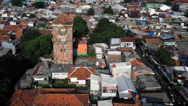 Warga menjemur pakaian di dekat bangunan Menara Air Balai Yasa Manggarai di Jakarta, Rabu (10/9/2025). Pemerintah Provinsi DKI Jakarta melalui Pusat Konservasi Cagar Budaya menetapkan Menara Air Balai Yasa Manggarai yang didirikan pada 1920 tersebut sebagai bangunan cagar budaya berdasarkan SK Gubernur DKI Jakarta Nomor 403 Tahun 2025 dalam rangka pelestarian sekaligus dijadikan destinasi eduwisata sejarah di Jakarta. ANTARA FOTO/Sulthony Hasanuddin