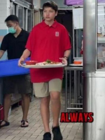 Cinta Banget Nasi Ayam, Remaja Bule Ini Semangat Kerja di Kedai Legendaris