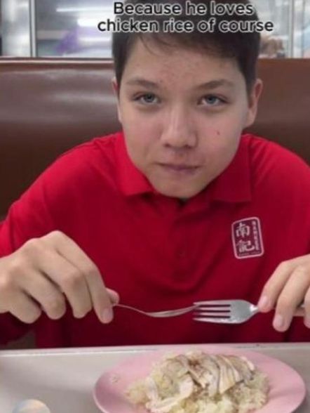 Cinta Banget Nasi Ayam, Remaja Bule Ini Semangat Kerja di Kedai Legendaris