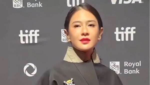 7 Gaya Dian Sastrowardoyo Pakai Baju Dior, Pin One Piece Jadi Sorotan