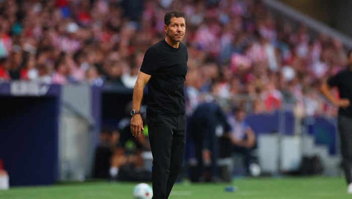 FILE PHOTO: Soccer Football - LaLiga - Atletico Madrid v Elche - Riyadh Air Metropolitano, Madrid, Spain - August 23, 2025 Atletico Madrid coach Diego Simeone REUTERS/Isabel Infantes/File Photo
