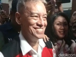 Senyum Fariz RM Divonis 10 Bulan Penjara, Anggap Kado Ultah Untuk Anak Senyum Fariz RM Divonis 10 Bulan Penjara, Anggap Kado Ultah Untuk Anak