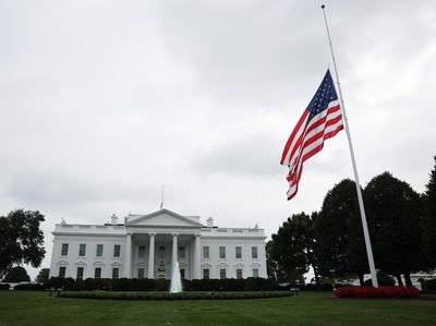 Penampakan Gedung Putih Kibarkan Bendera AS Setengah Tiang Usai Charlie Kirk Tewas Ditembak