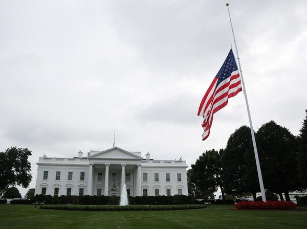 Penampakan Gedung Putih Kibarkan Bendera AS Setengah Tiang Usai Charlie Kirk Tewas Ditembak