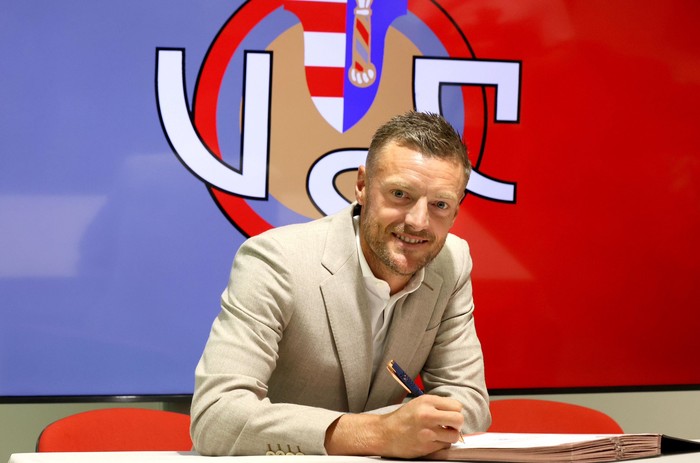 Cremonese resmi mendatangkan Vardy pada bursa musim panas 2025. Perkenalan resmi Vardy di Cremonese digelar pada Rabu (10/9/2025) malam WIB. Eks bintang Leicester City ini memberikan wawancara pertamanya bersama klub di salah satu museum kota Cremona, Italia.