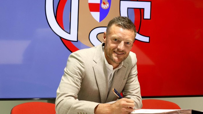 Cremonese resmi mendatangkan Vardy pada bursa musim panas 2025. Perkenalan resmi Vardy di Cremonese digelar pada Rabu (10/9/2025) malam WIB. Eks bintang Leicester City ini memberikan wawancara pertamanya bersama klub di salah satu museum kota Cremona, Italia.