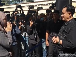 Keluarga Ojol Tewas di Makassar Nangis Depan Yusril, Heran Pelaku Dibebaskan