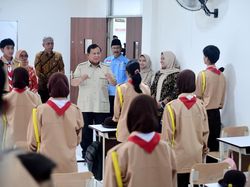 Prabowo Bagikan Cerita Saat di Militer ke Siswa SRMA 10 Jakarta Selatan