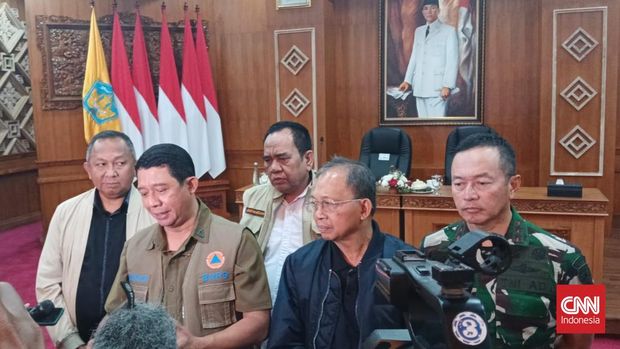 Kepala Badan Nasional Penanggulangan Bencana (BNPB) Letjen TNI Suharyanto dan Gubenur Bali I Wayan Koster saat melakukan jumpa pers, Rabu (10/9). (CNNIndonesia/Khadafi)