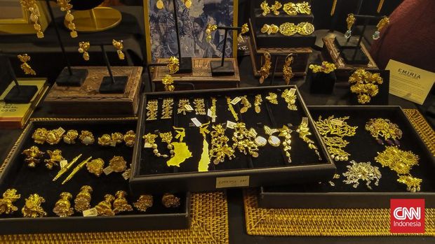 Bekerja sama dengan brand perhiasan Tulola, BCA menggelar pameran perhiasan di Denpasar, Bali, Kamis (11/9). (CNN Indonesia/Suriyanto)