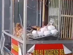 Preman Rese Ngamuk Minta Jatah Ayam Tepung di Solokanjeruk Preman Rese Ngamuk Minta Jatah Ayam Tepung di Solokanjeruk
