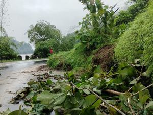 Hujan Picu Banjir dan Longsor Tutup Akses Jalan di Banyumas Hujan Picu Banjir dan Longsor Tutup Akses Jalan di Banyumas