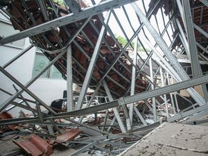 Siswa SMK di Bogor Diimbau Tak Ambil Barang di Ruangan Ambruk karena Bahaya Siswa SMK di Bogor Diimbau Tak Ambil Barang di Ruangan Ambruk karena Bahaya
