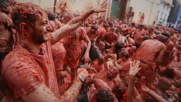 La Tomatina, Perang Lempar Tomat Terbesar di Dunia yang Super Seru!