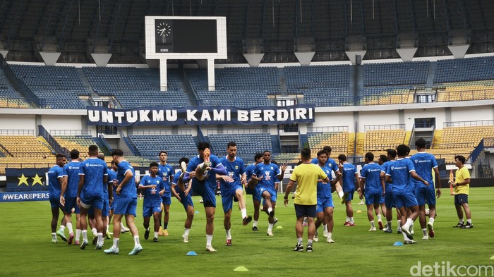 Persib Bandung menggelar latihan di Stadion GBLA, Kota Bandung, Kamis (11/9/2025).