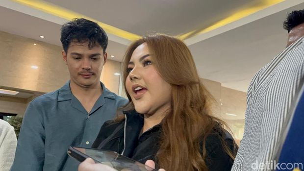 Lisa Mariana memenuhi panggilan penyidik Dittipidsiber Bareskrim Polri terkait laporan Ridwan Kamil. (Rumondang/detikcom)