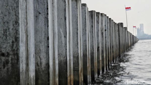 Melihat Lebih Dekat Tanggul Laut Cilincing yang Viral di Media Sosial