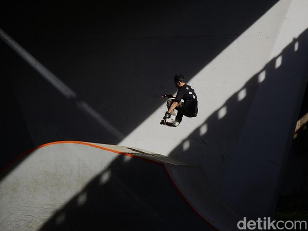 Melihat Skate Park yang Viral di Kolong Tol Slipi