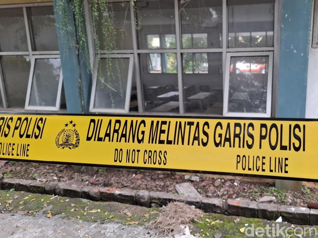 Mendikdasmen Tengok SMKN 1 Cileungsi Bogor yang Roboh Mendikdasmen Tengok SMKN 1 Cileungsi Bogor yang Roboh