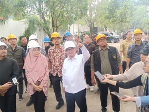 Mendikdasmen Cek Atap SMK Ambruk di Bogor, Beri Bantuan Tenda untuk Belajar Mendikdasmen Cek Atap SMK Ambruk di Bogor, Beri Bantuan Tenda untuk Belajar