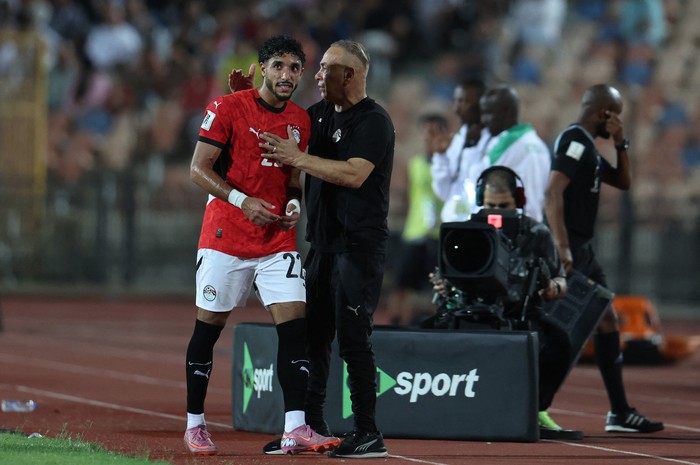 Soccer Football - World Cup - CAF Qualifiers - Group A - Egypt v Ethiopia - Cairo International Stadium, Cairo, Egypt - September 5, 2025  Egypts Omar Marmoush with Egypt coach Hossam Hassan after being substituted REUTERS/Amr Abdallah Dalsh